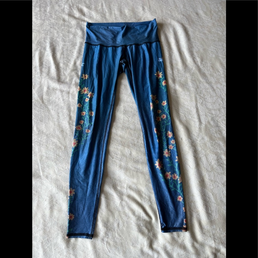 Teeki blue leggings.
